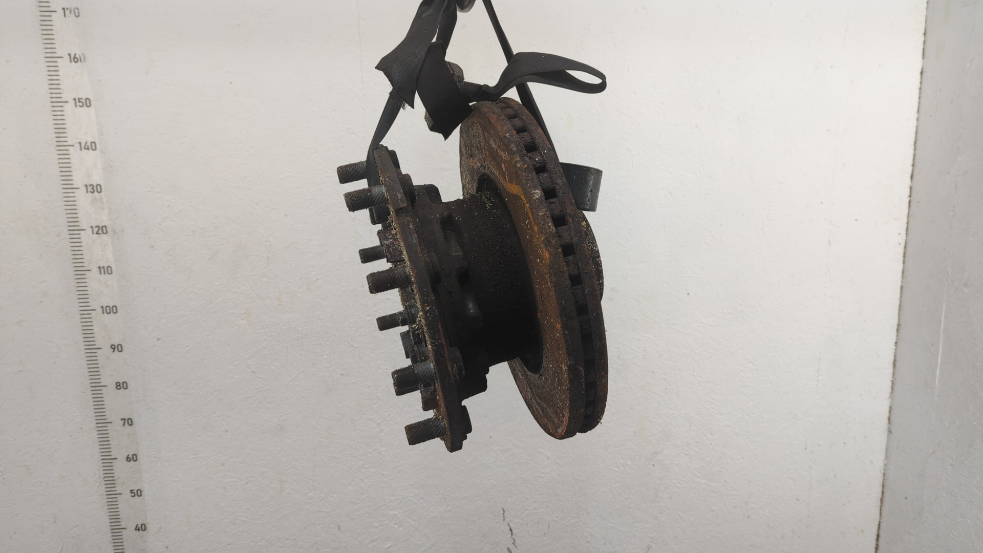 Кулак поворотный передний правый