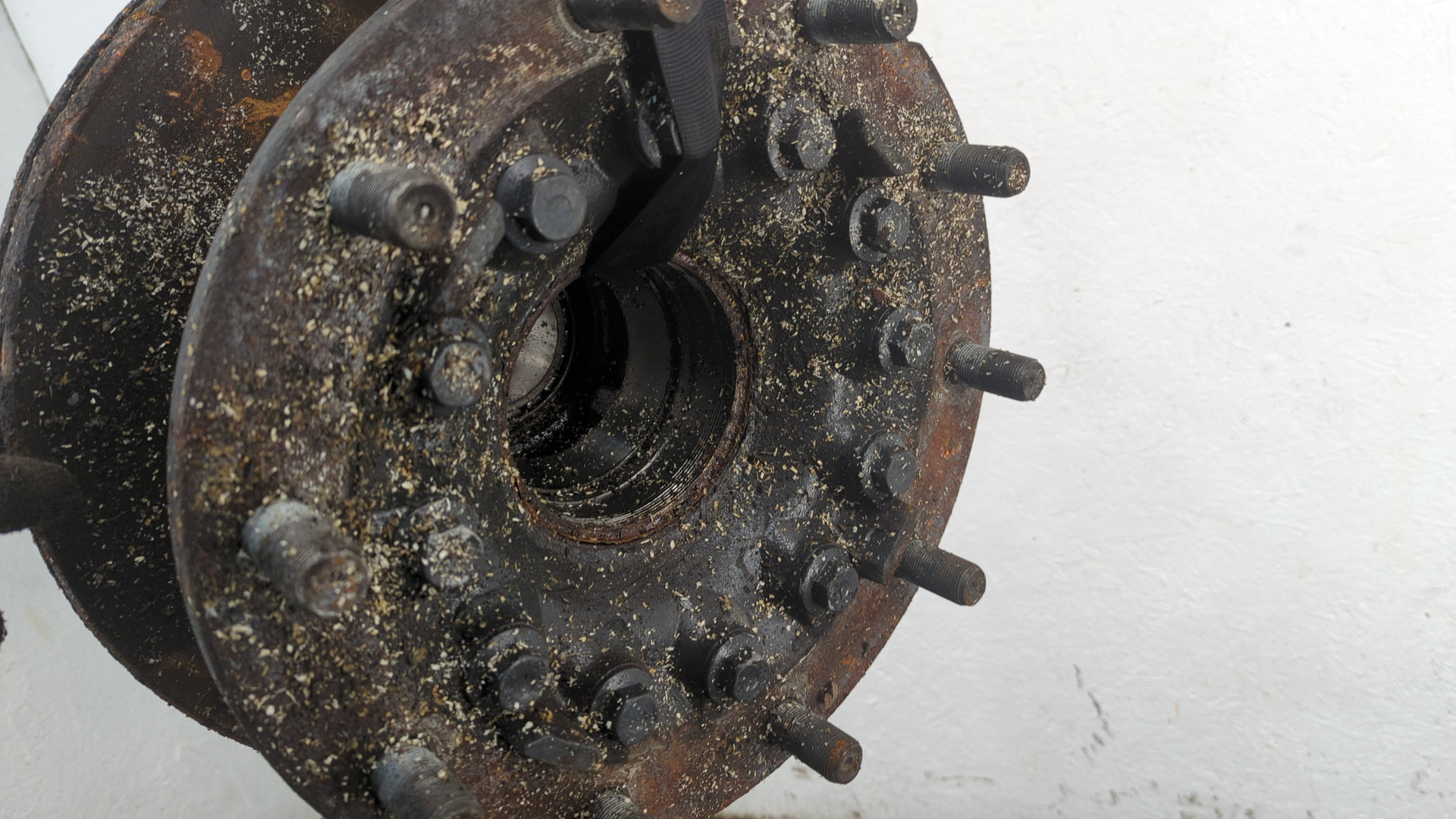 Кулак поворотный передний правый