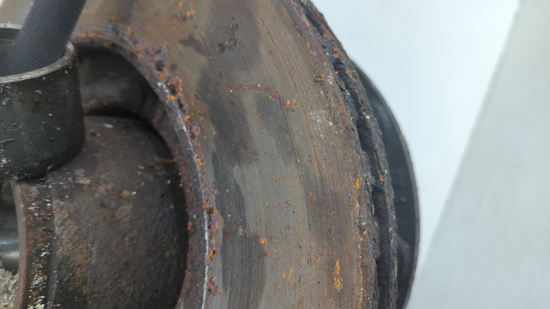 Кулак поворотный передний правый