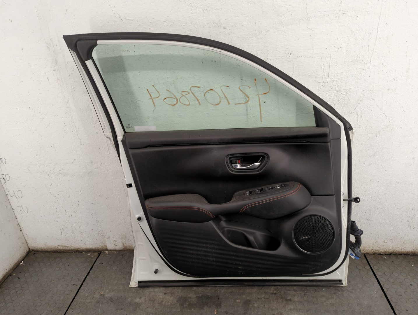 Дверь передняя левая