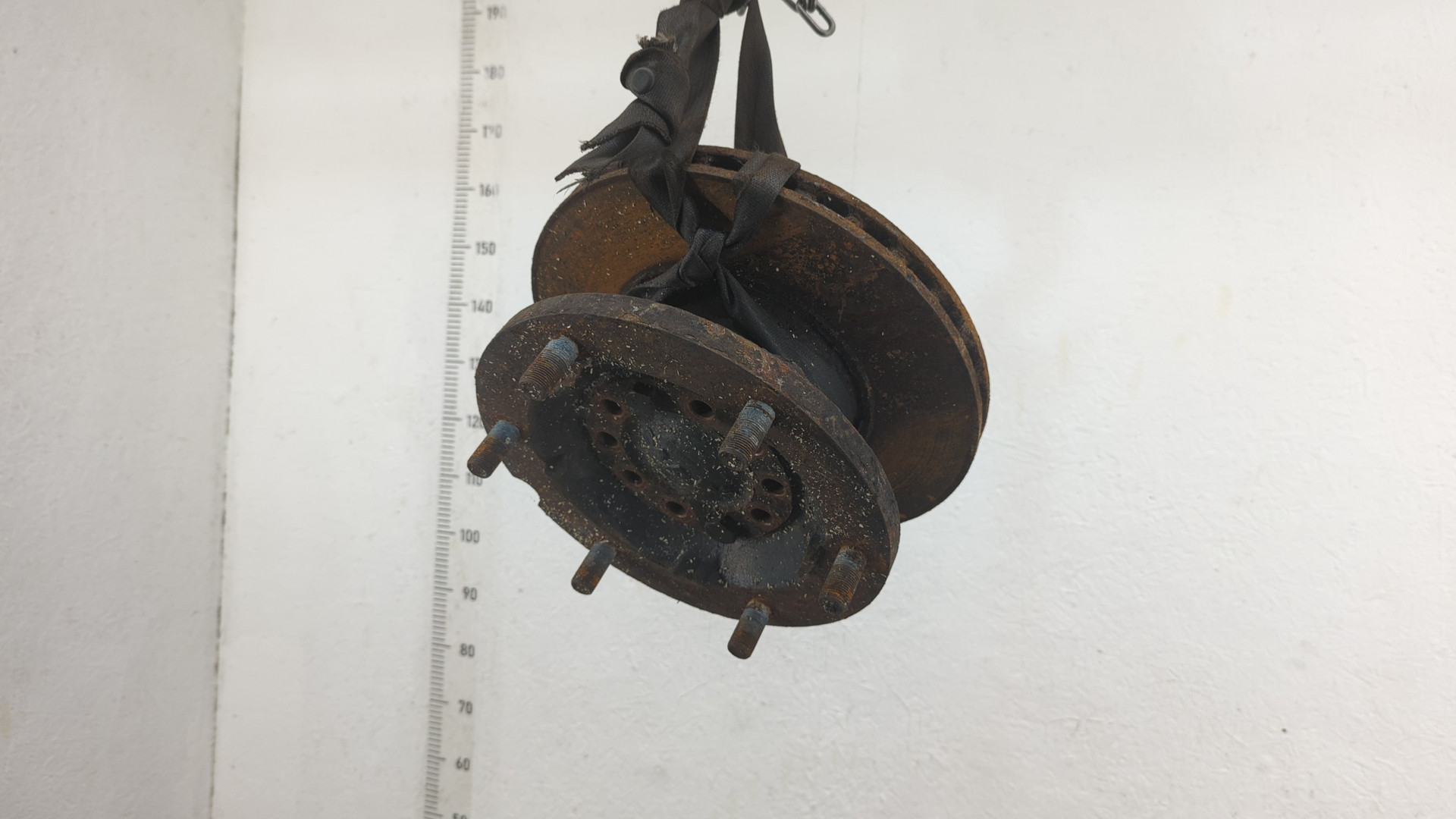 Кулак поворотный передний правый