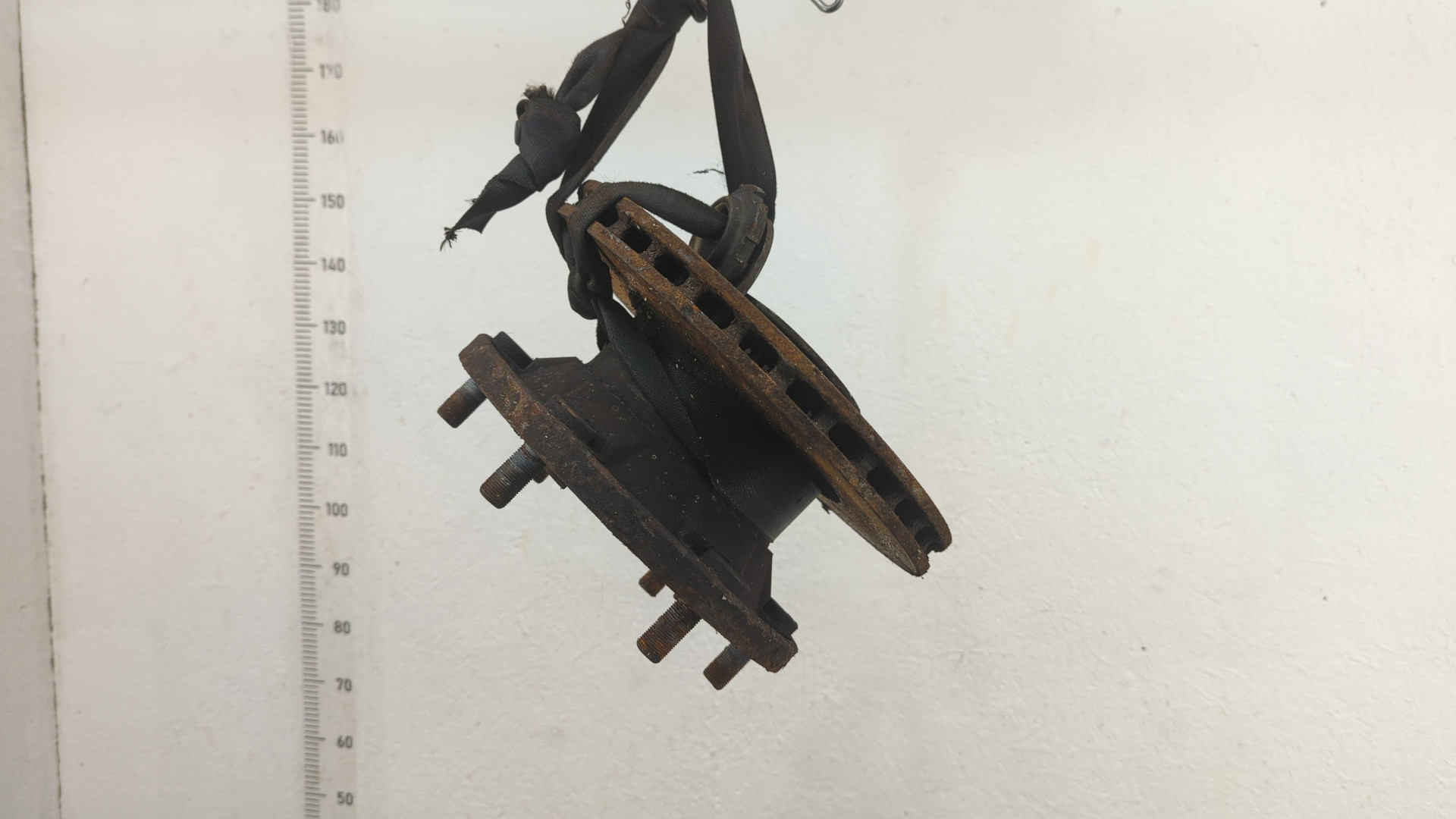 Кулак поворотный передний правый