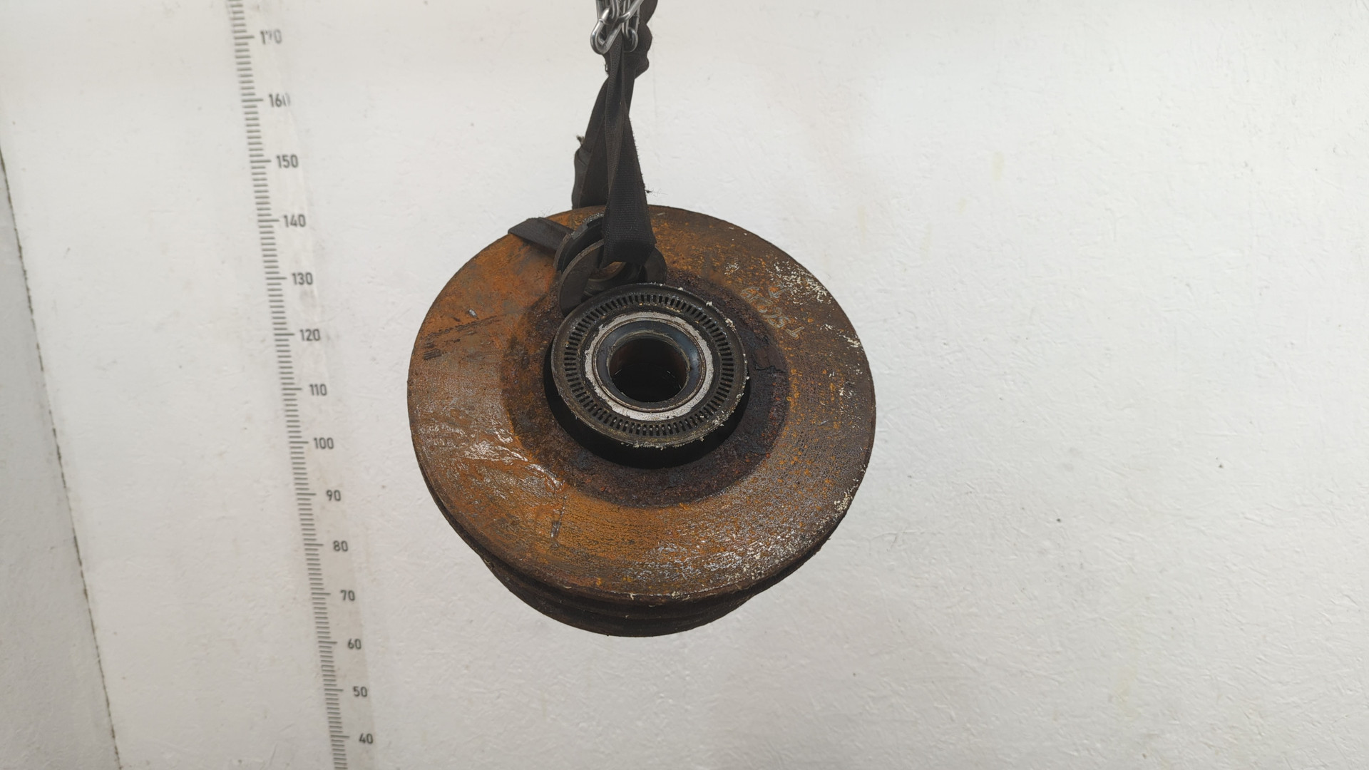 Кулак поворотный передний правый