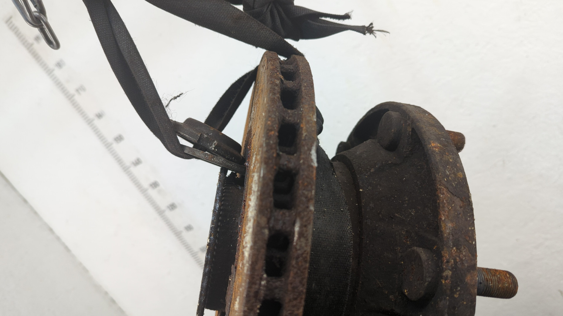 Кулак поворотный передний правый