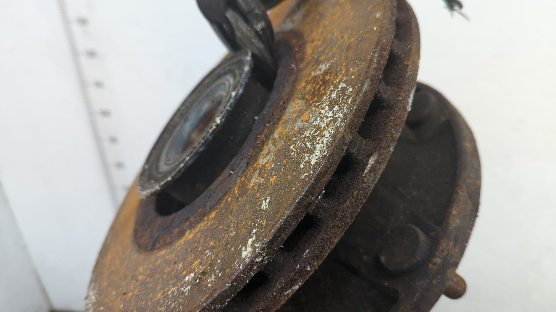 Кулак поворотный передний правый