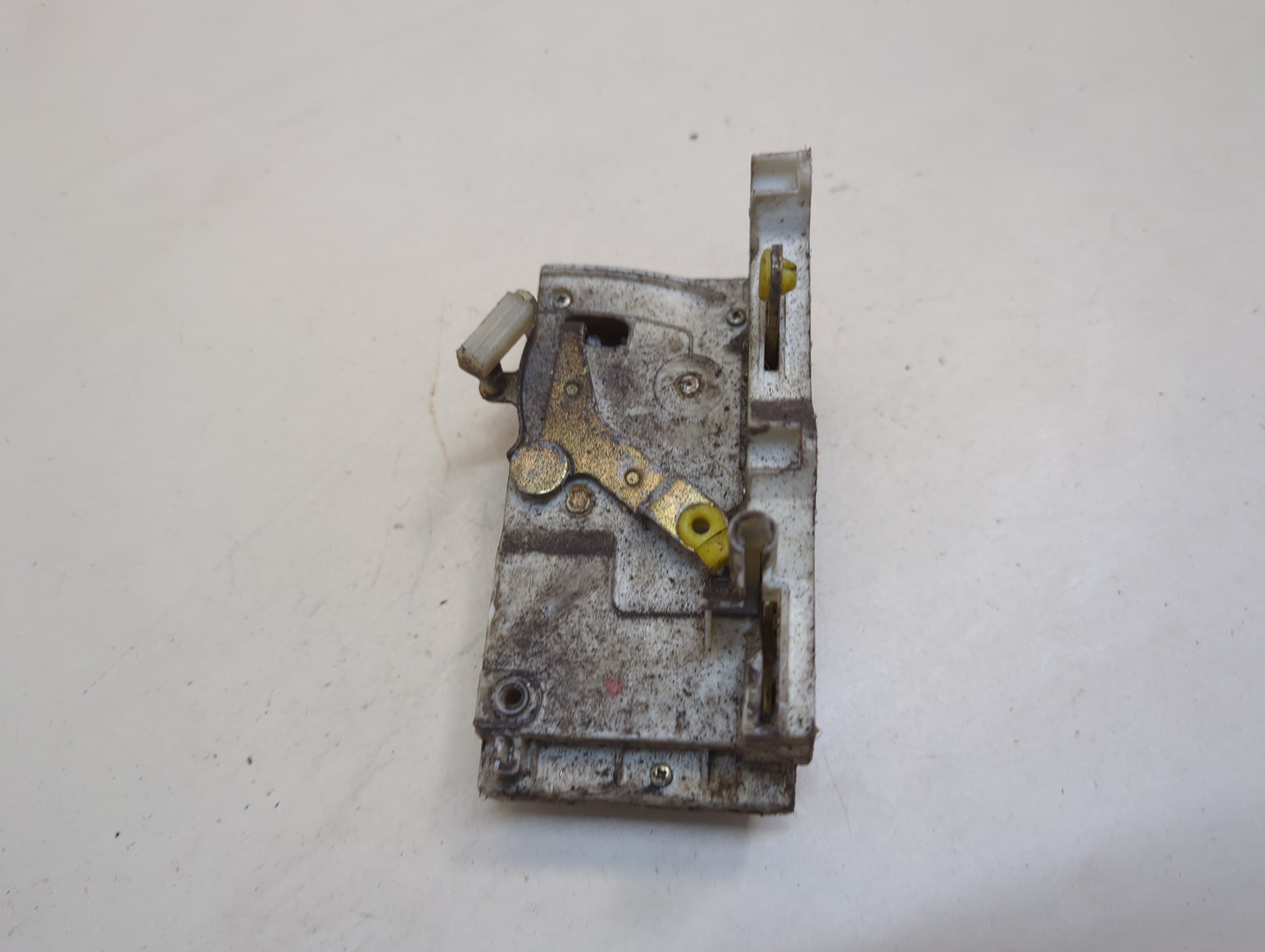 Замок двери передней правой