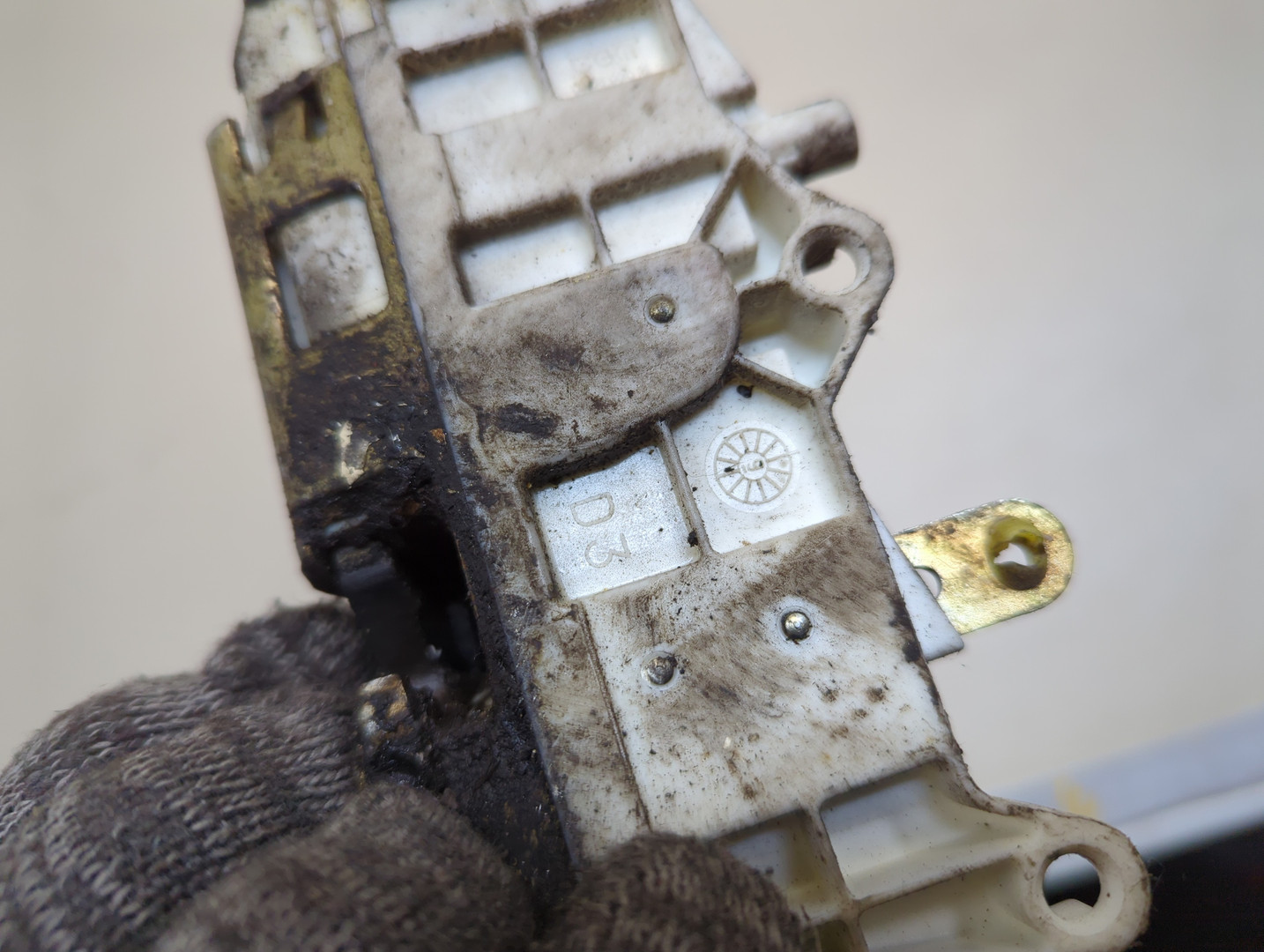 Замок двери передней правой