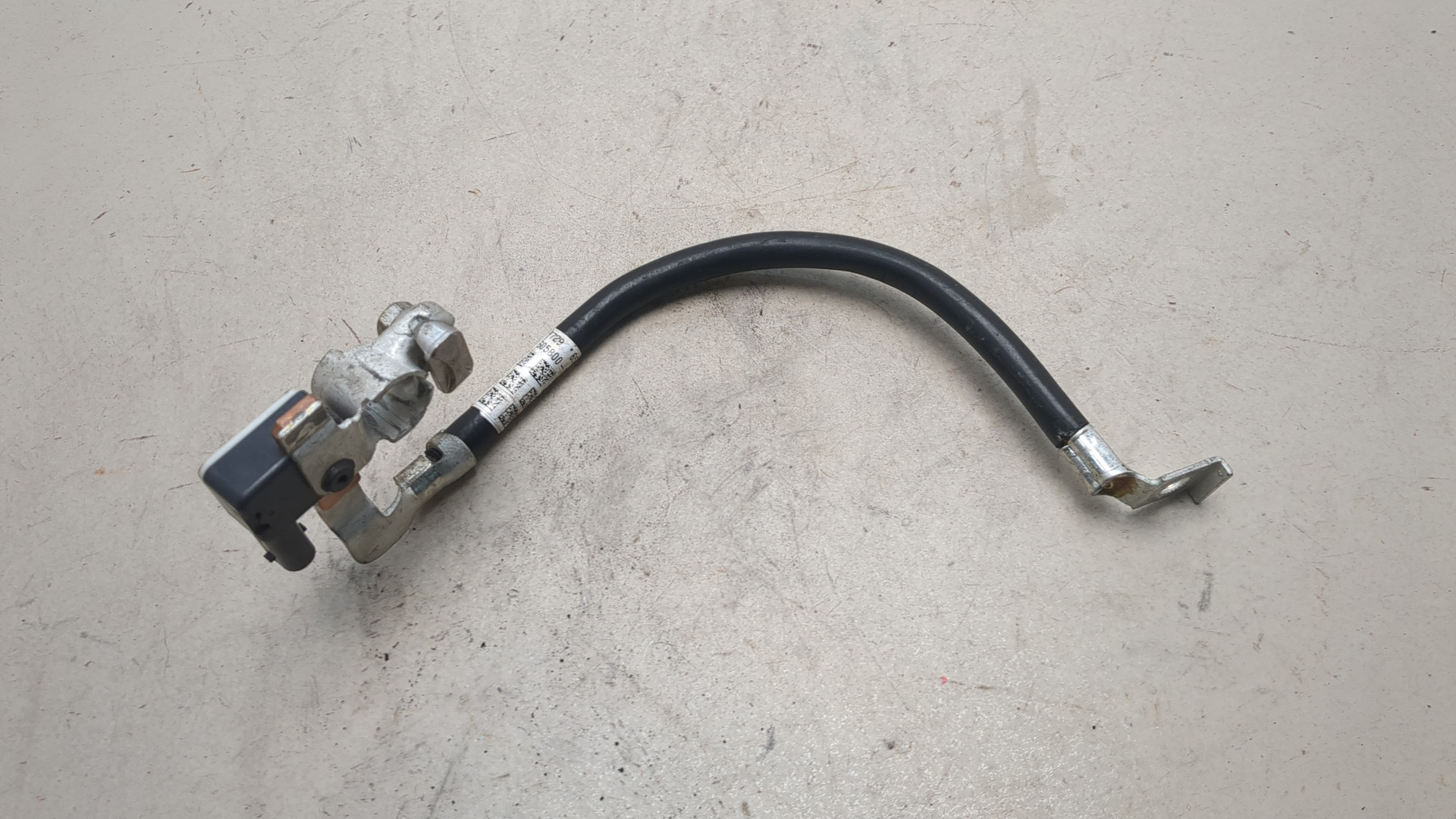 Клемма аккумулятора -