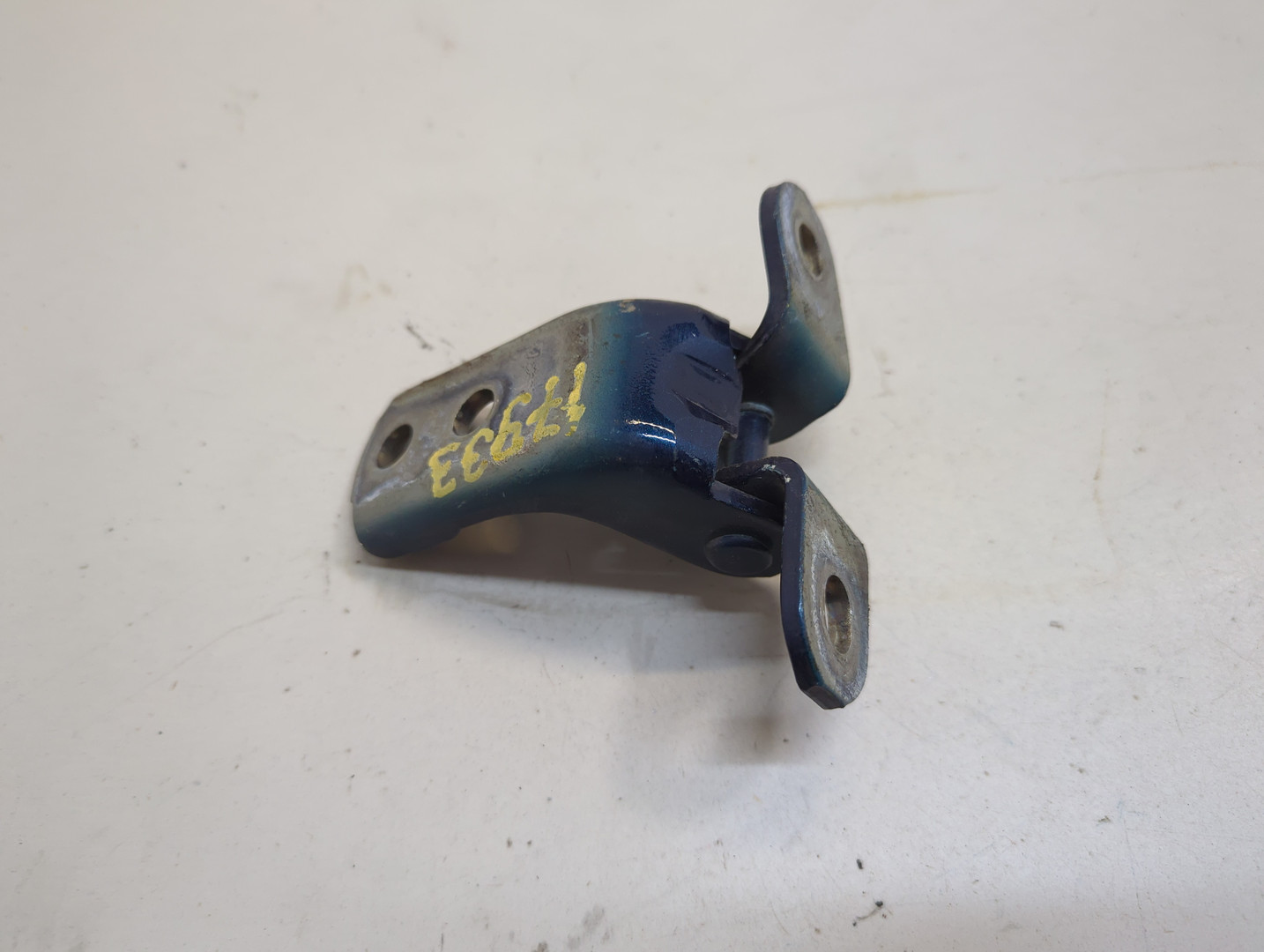 Петля двери