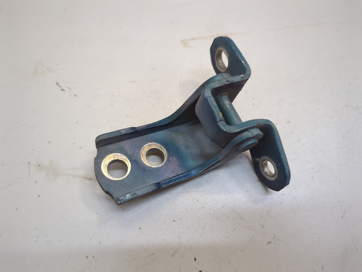 Петля двери