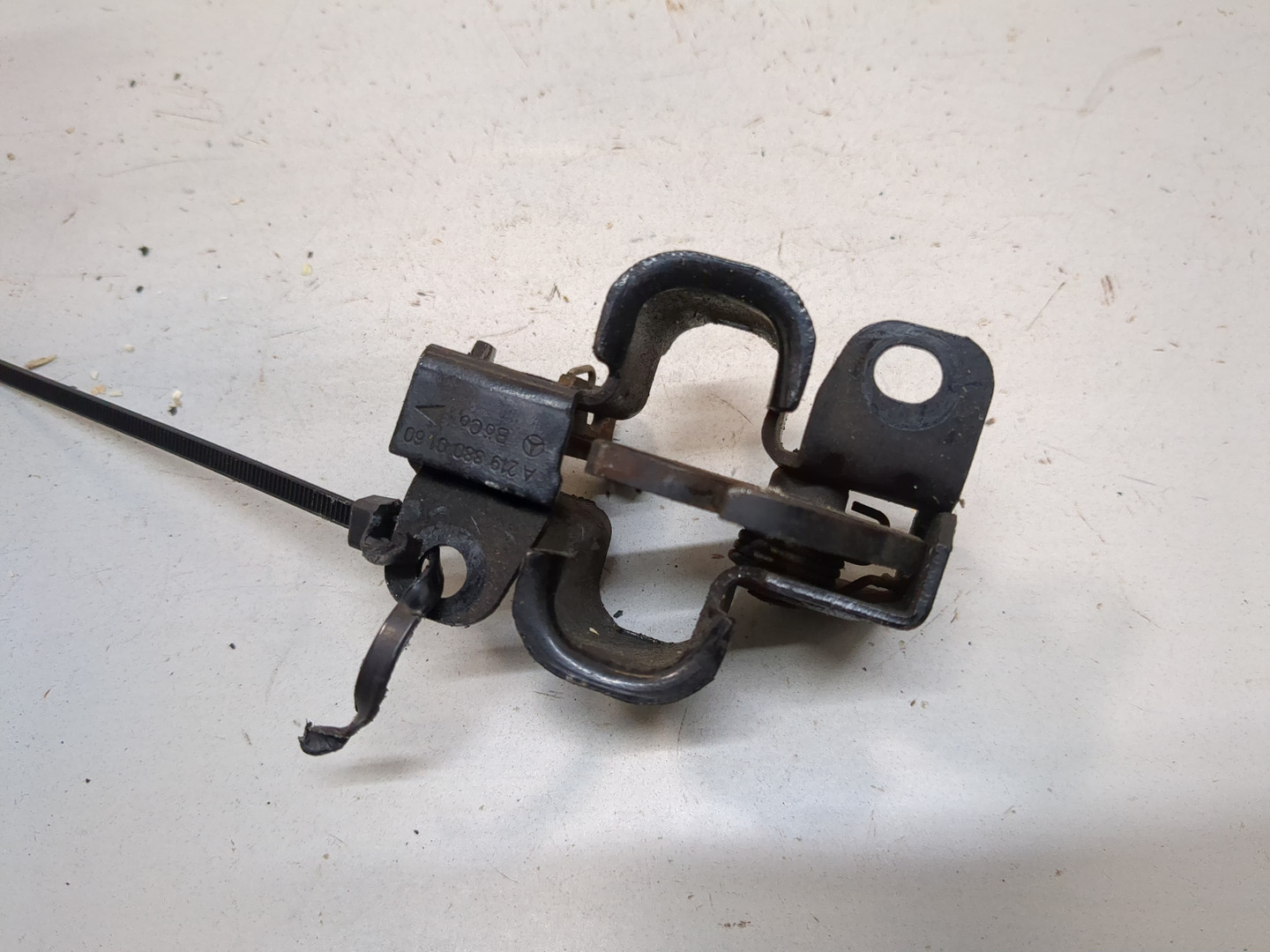 Замок капота