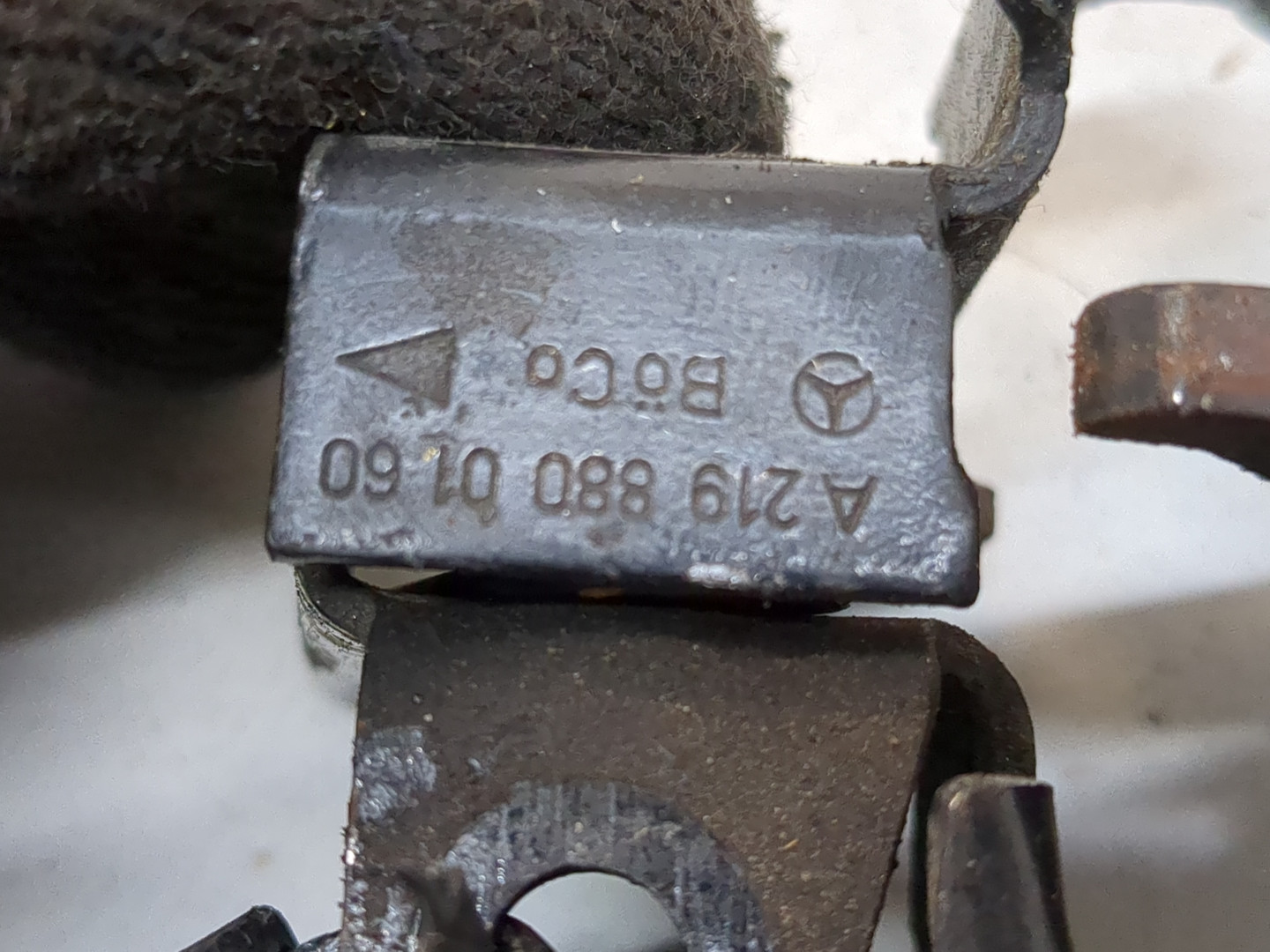 Замок капота