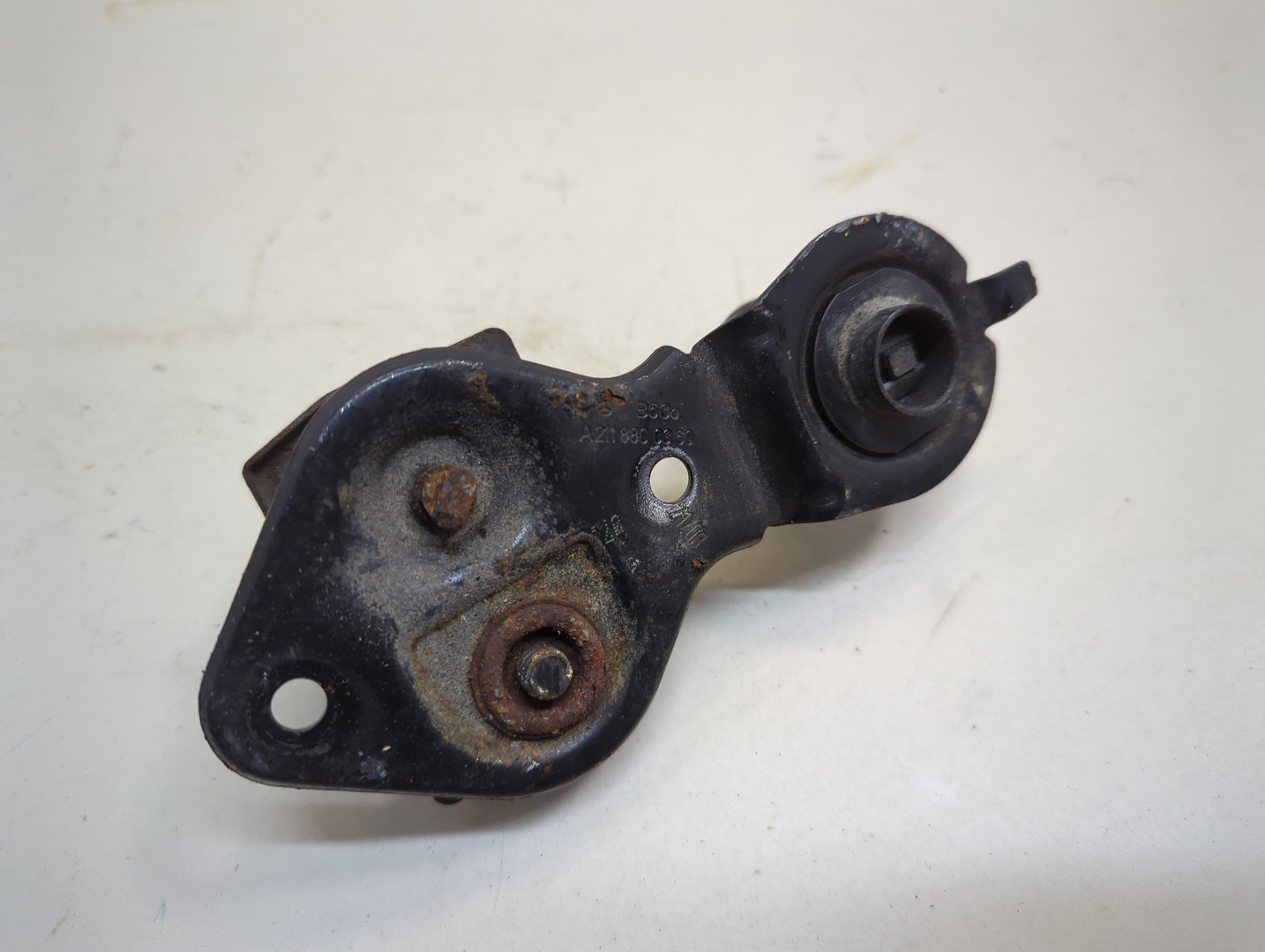 Замок капота