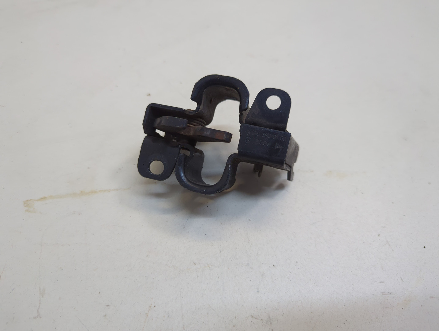 Замок капота