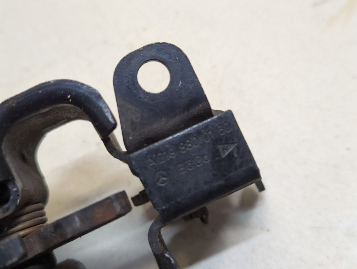 Замок капота