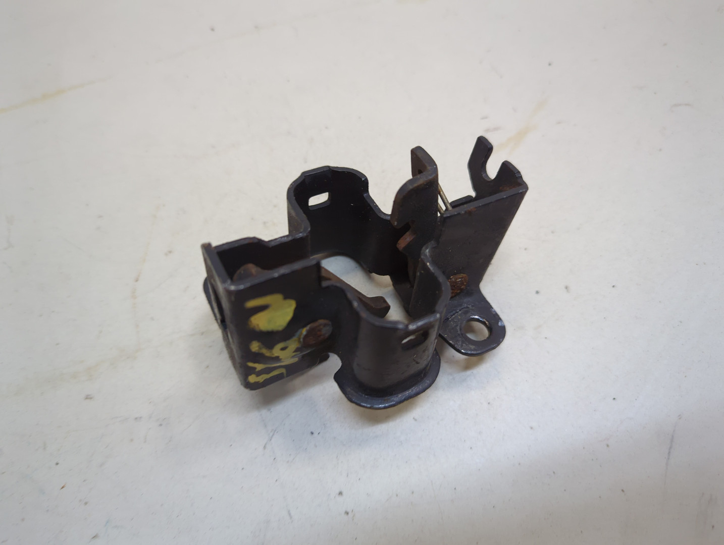 Замок капота