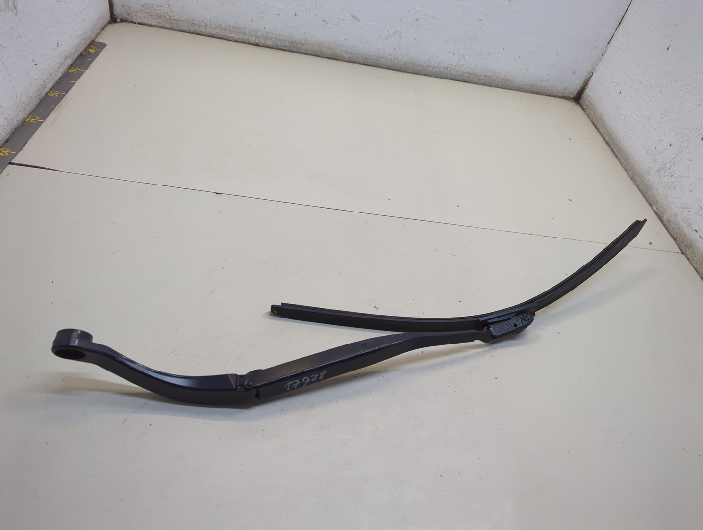 Поводок стеклоочистителя передний левый