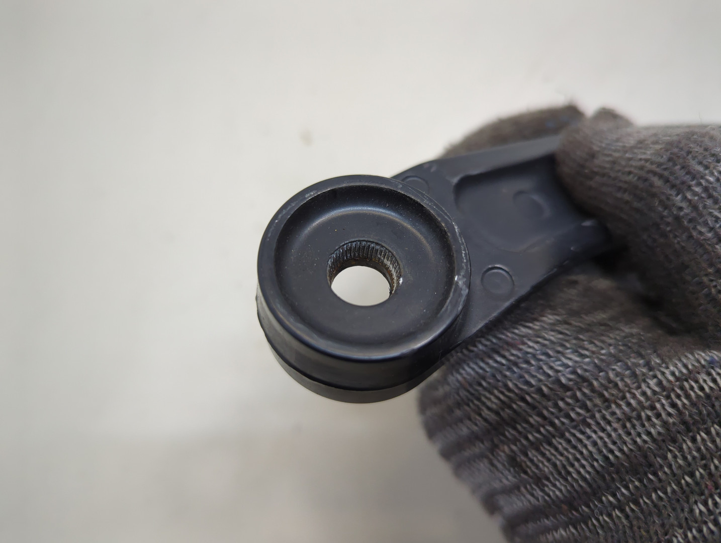 Поводок стеклоочистителя передний левый