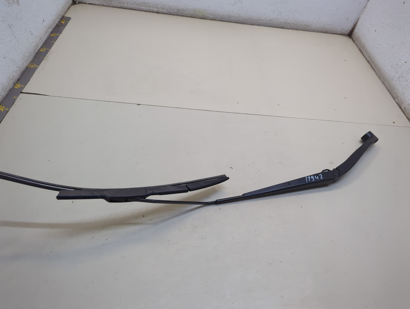 Поводок стеклоочистителя передний правый