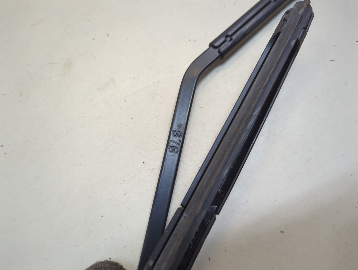 Поводок стеклоочистителя передний правый