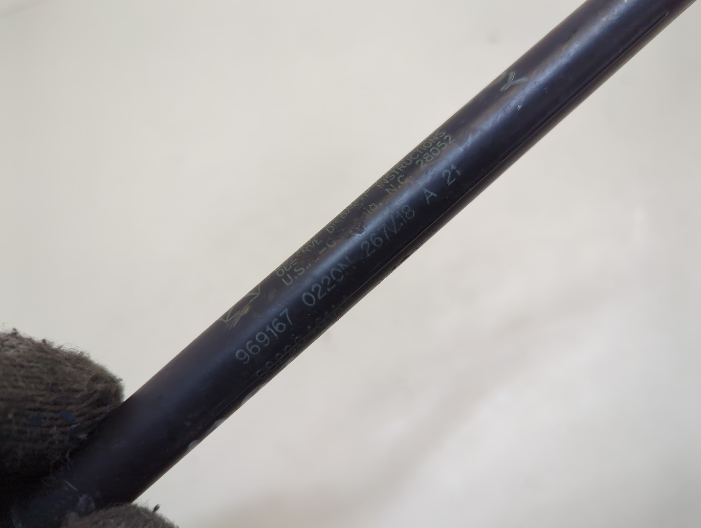 Амортизатор капота