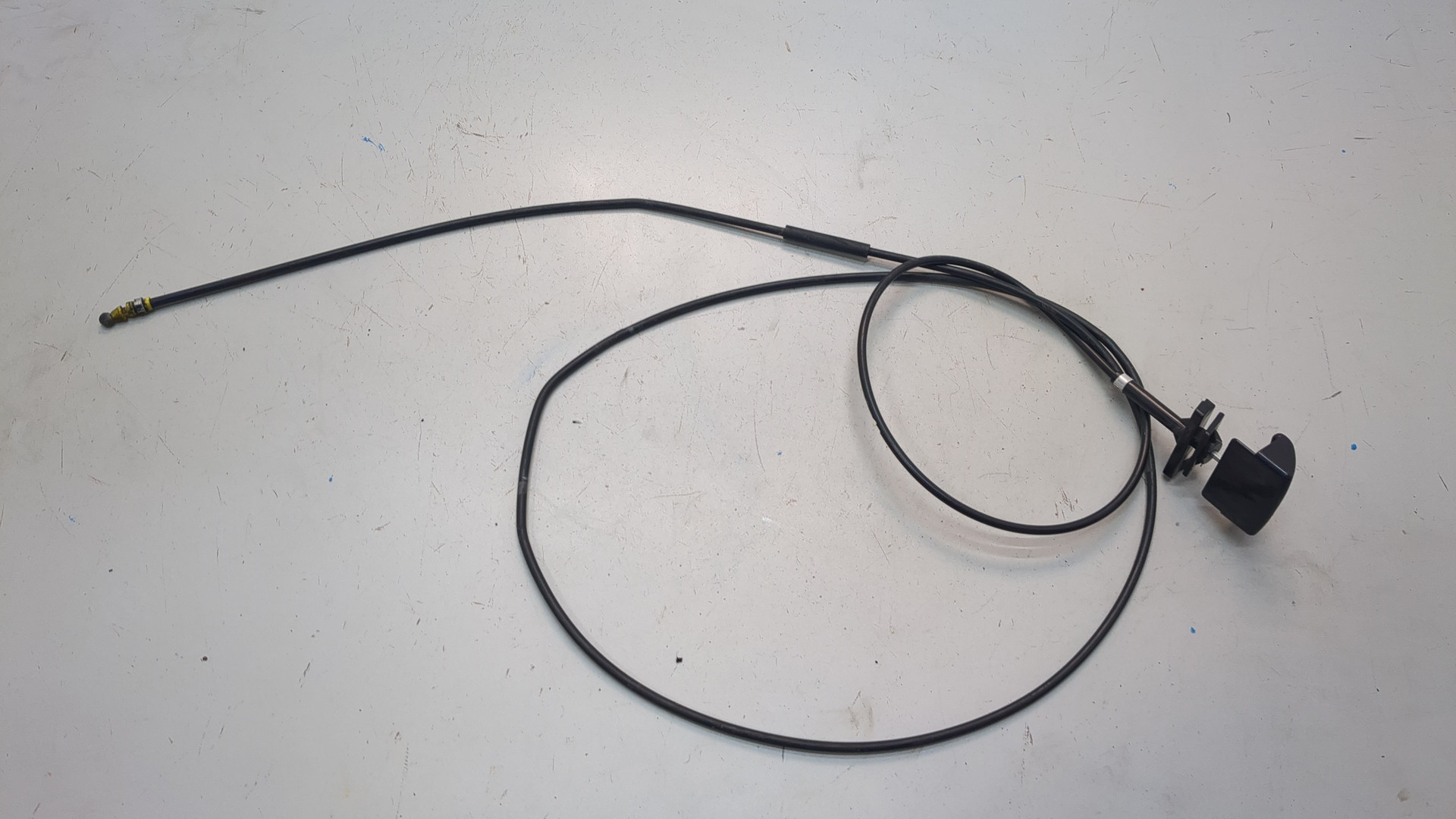 Трос открывания капота