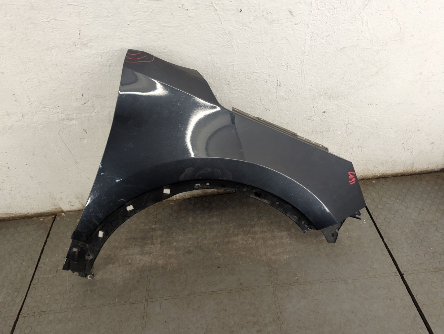 Крыло переднее правое