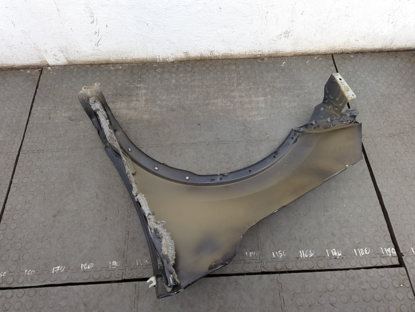 Крыло переднее правое