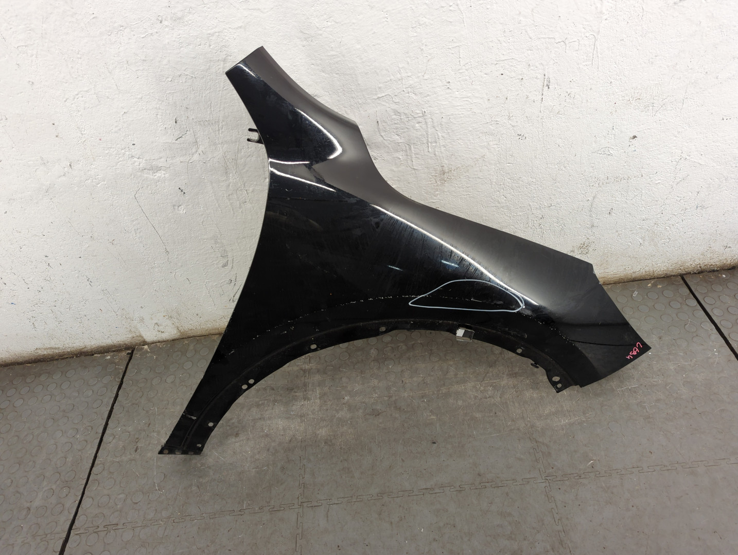 Крыло переднее правое