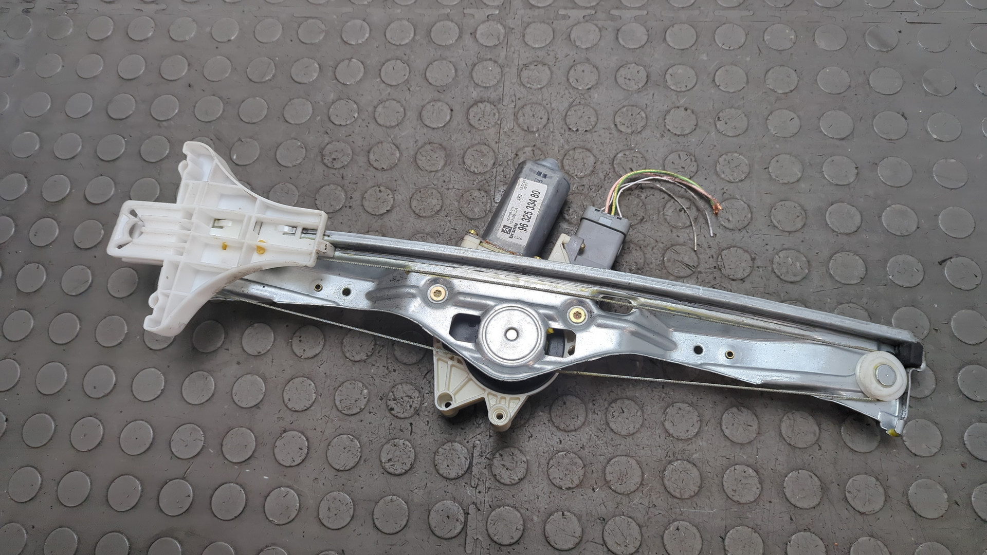 Стеклоподъемник электр. задний левый