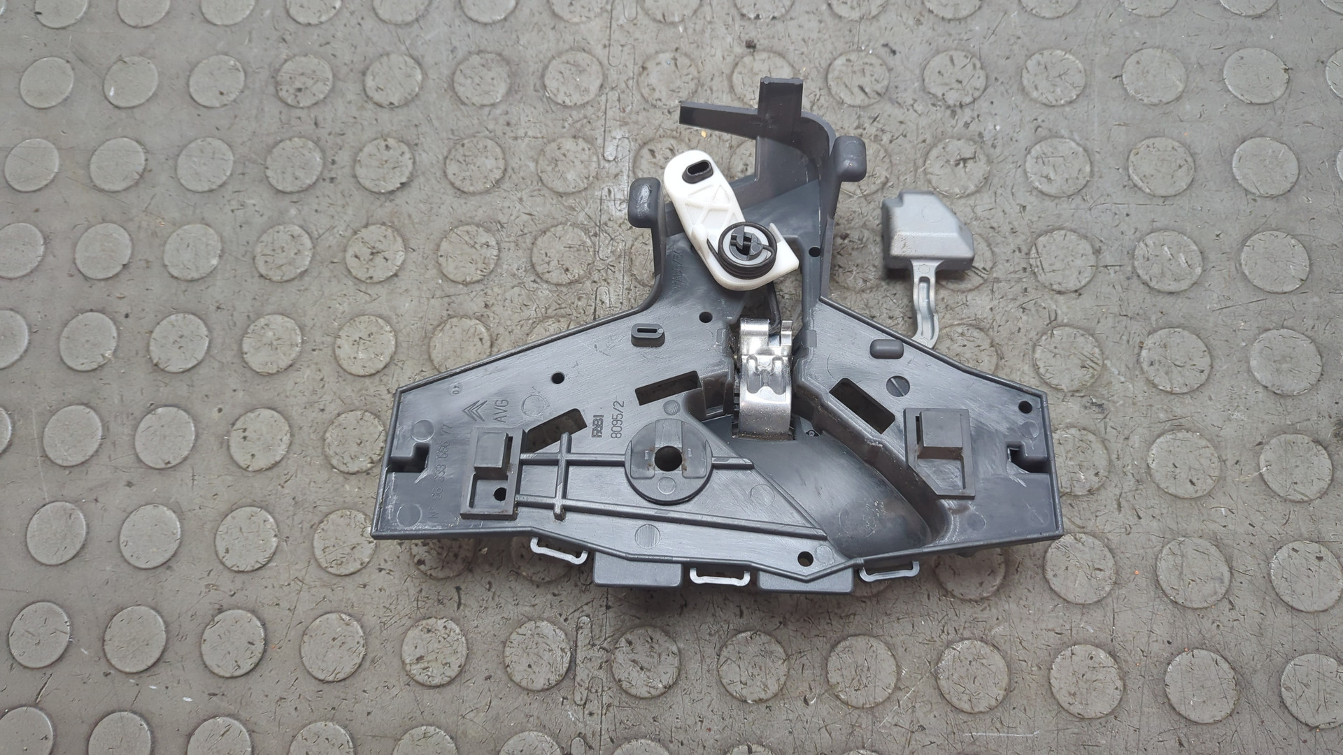 Ручка двери передней внутренняя левая