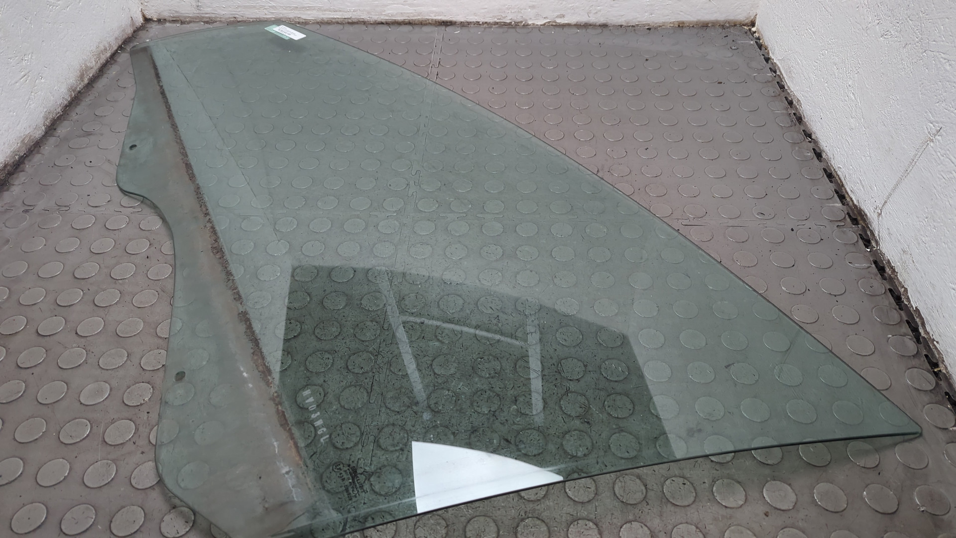 Стекло двери передней левой