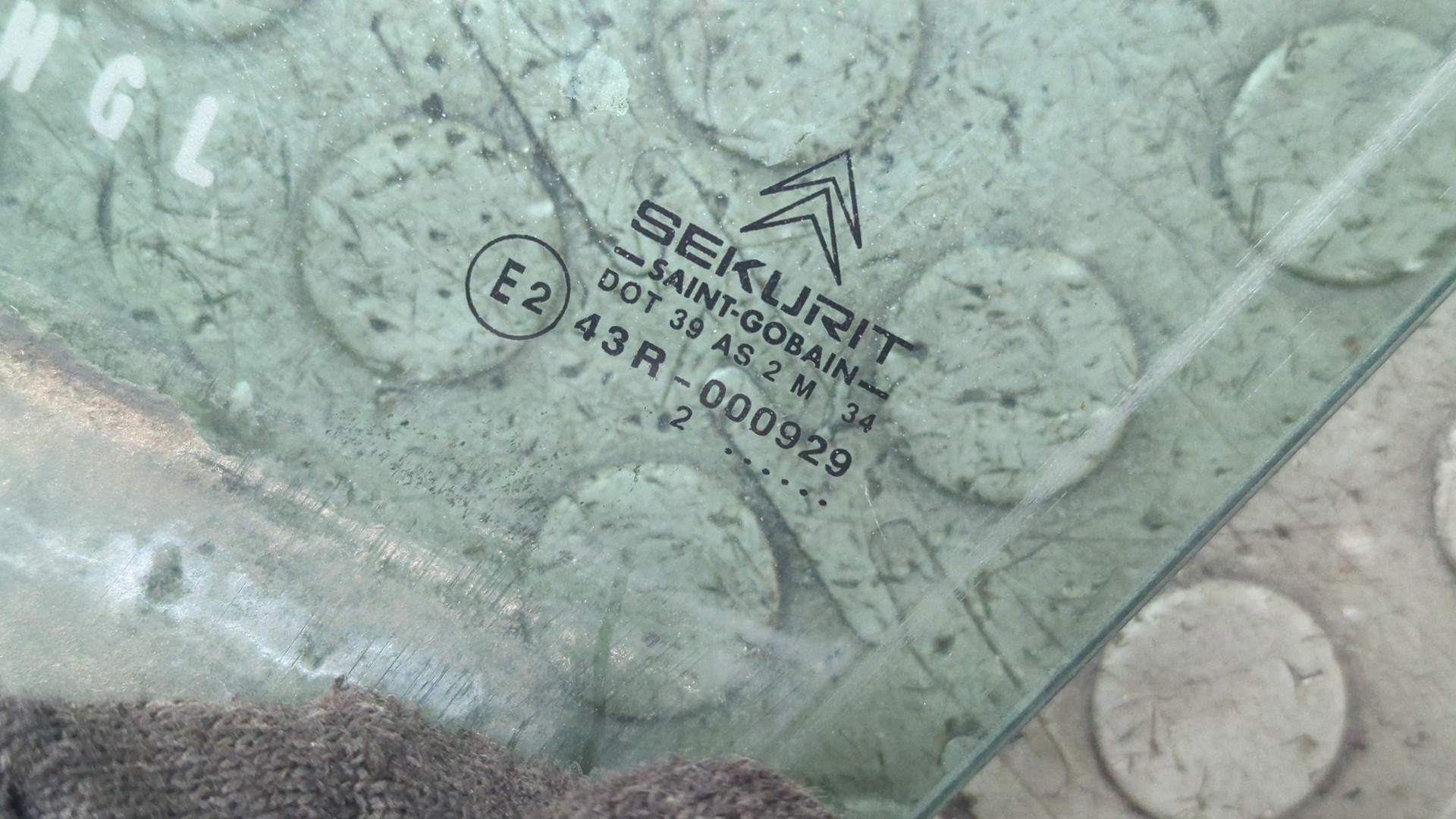 Стекло двери передней левой