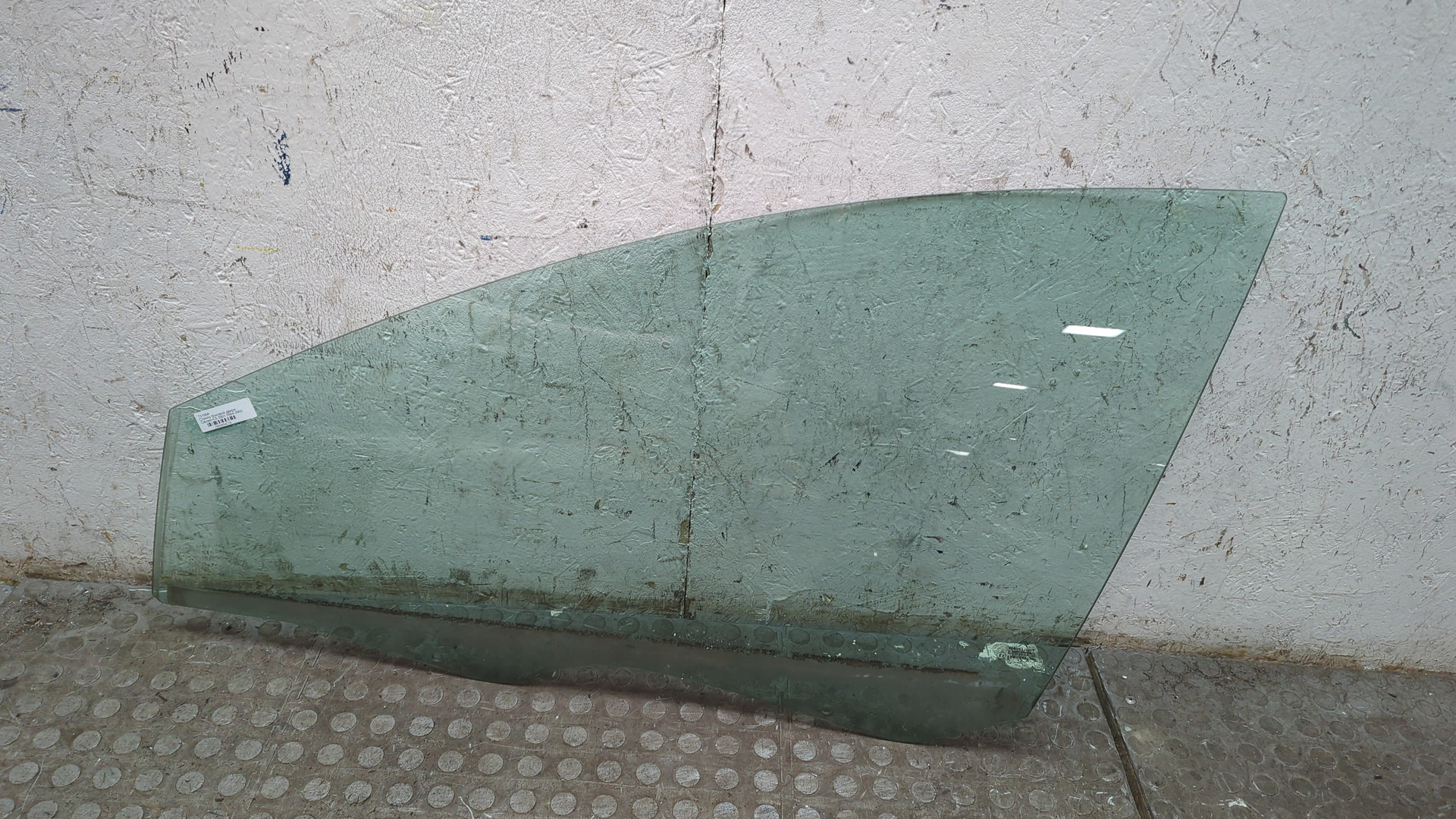 Стекло двери передней левой