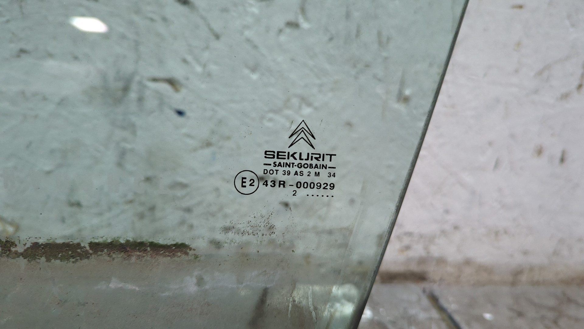 Стекло двери передней левой