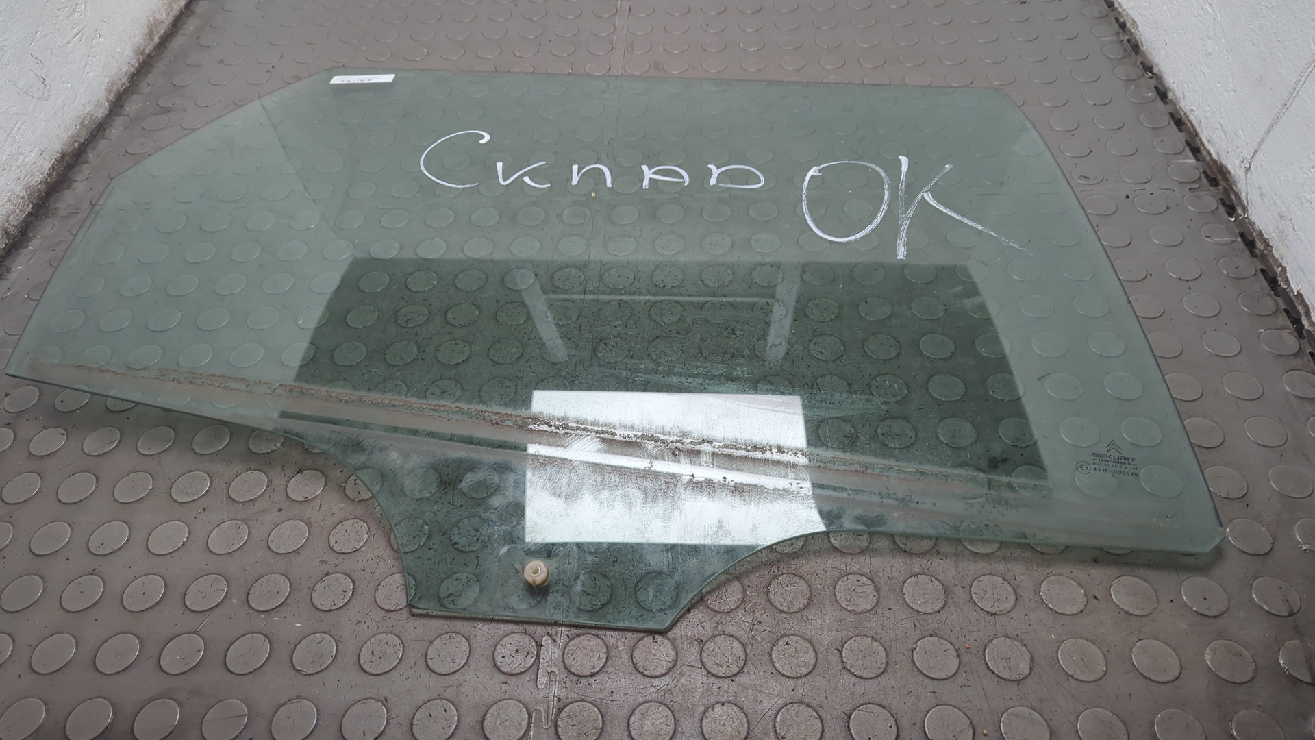 Стекло двери задней правой