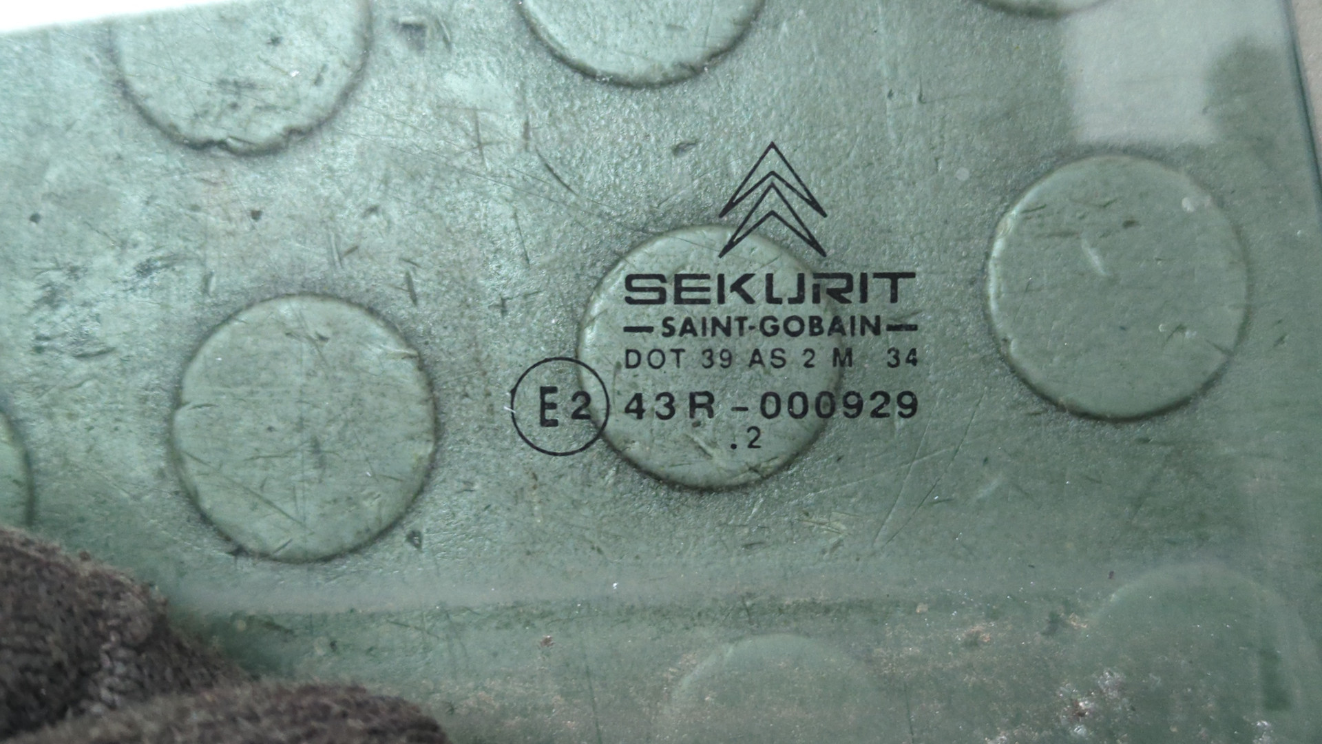 Стекло двери задней правой