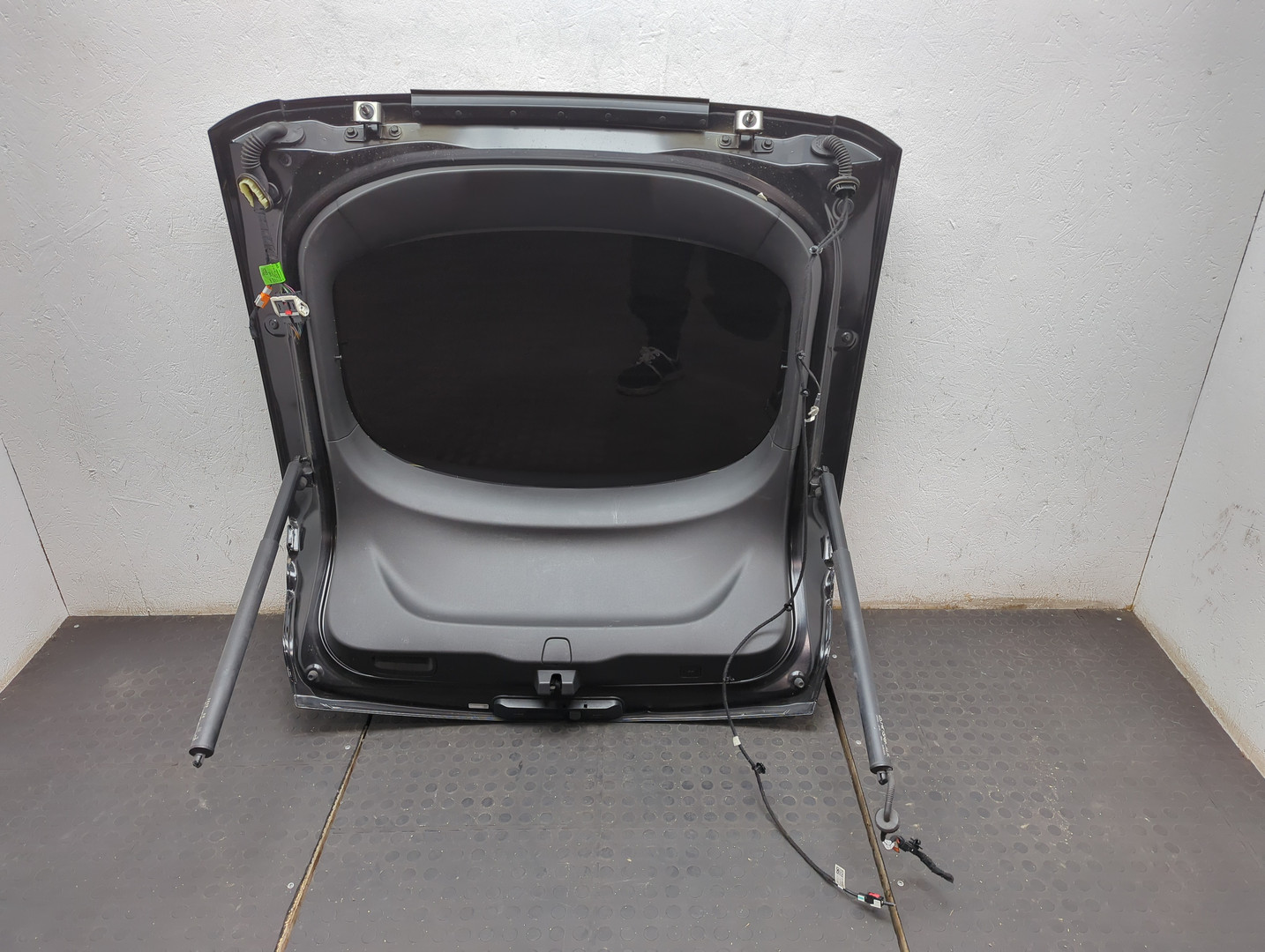 Дверь багажника