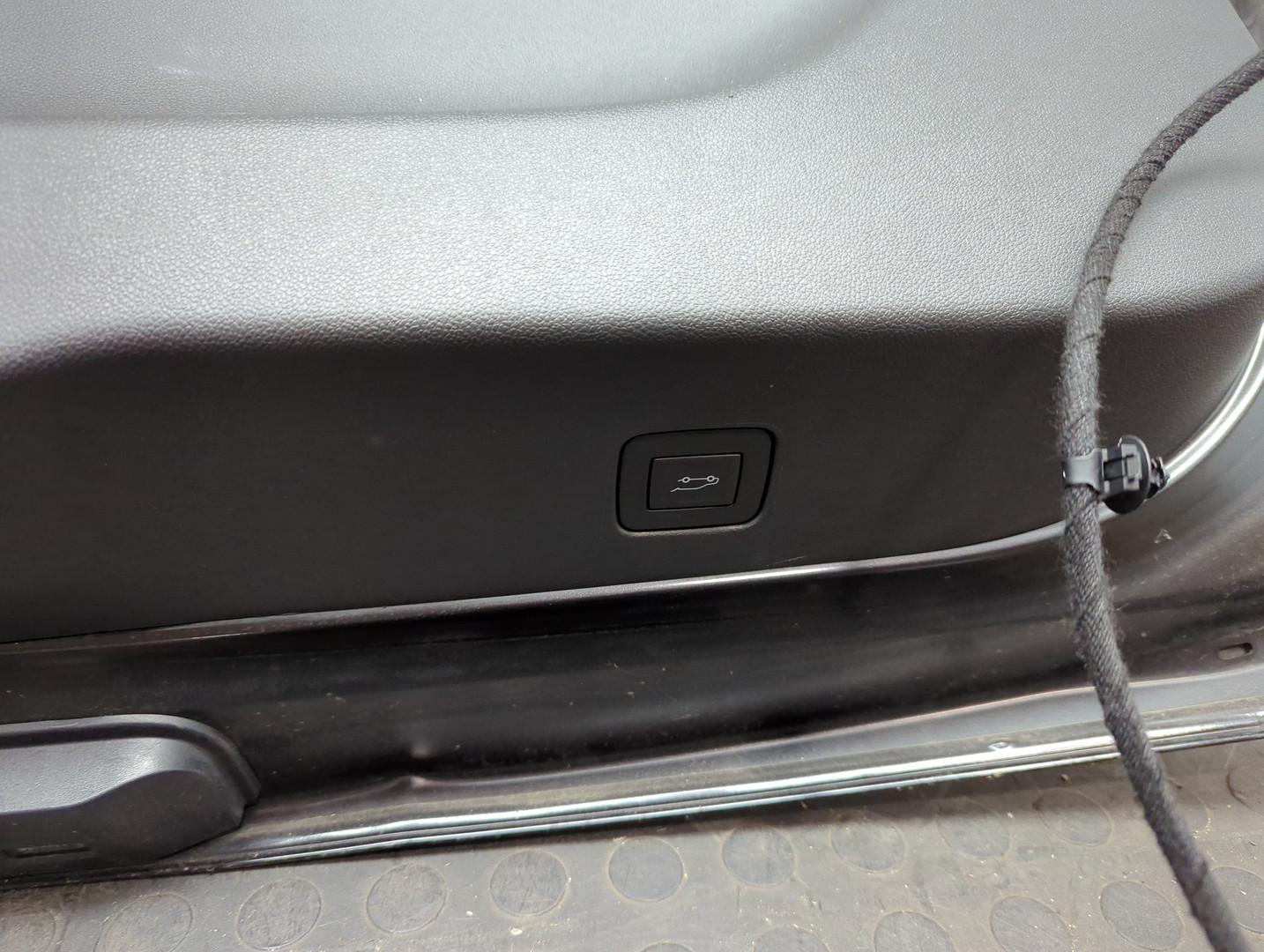 Дверь багажника