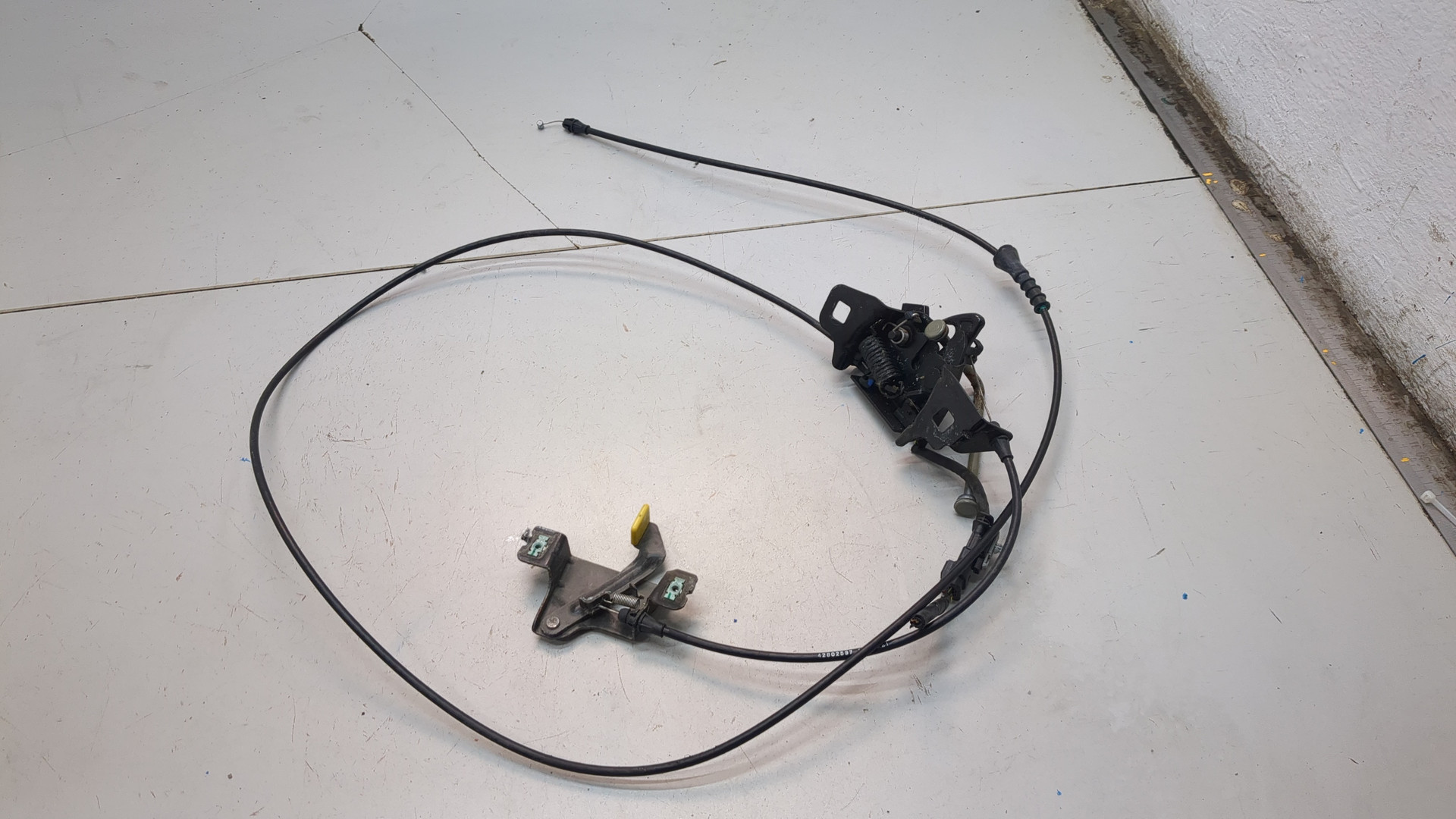 Замок капота