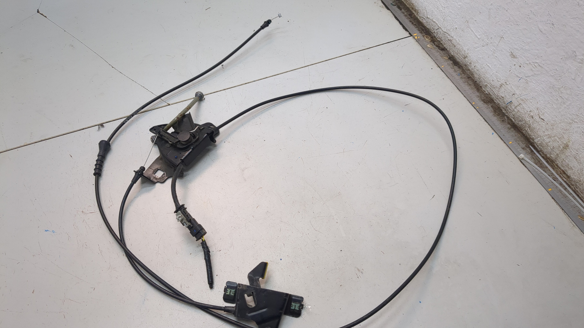 Замок капота