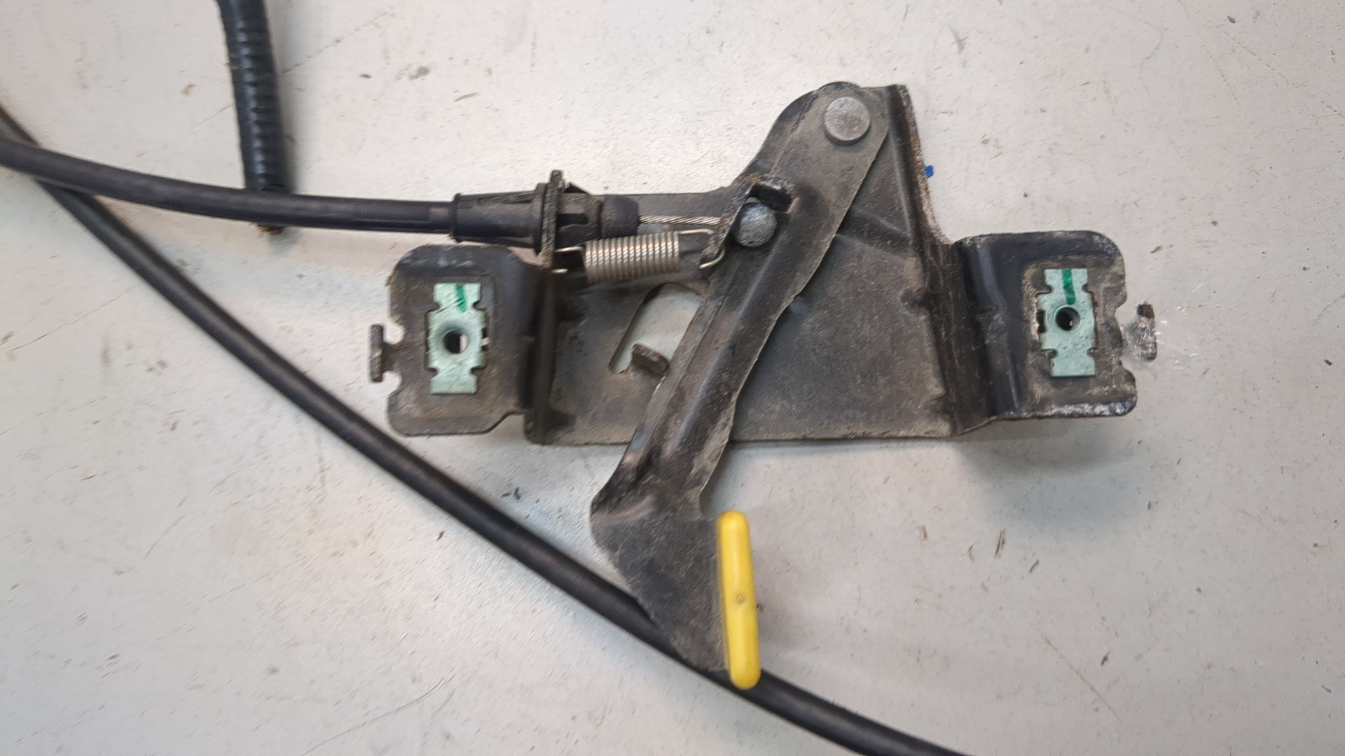 Замок капота