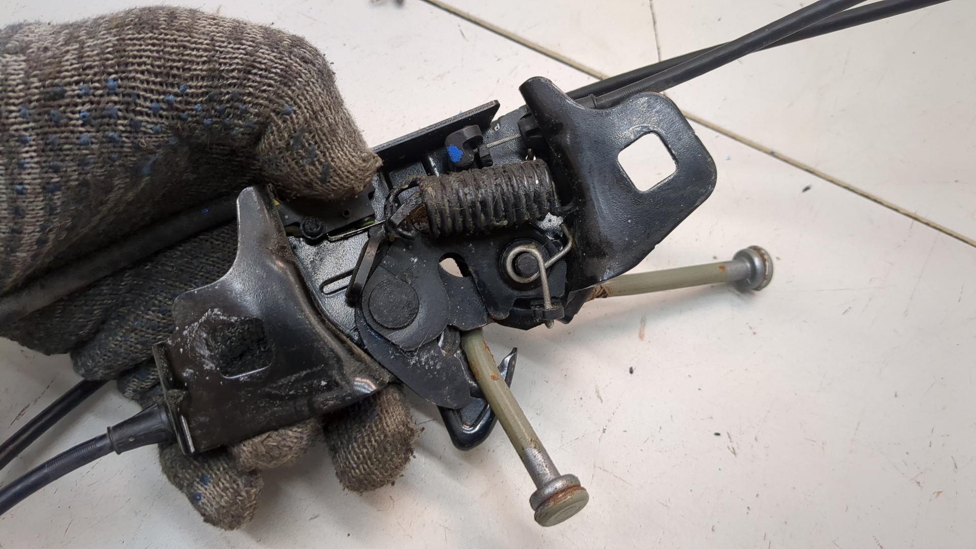 Замок капота