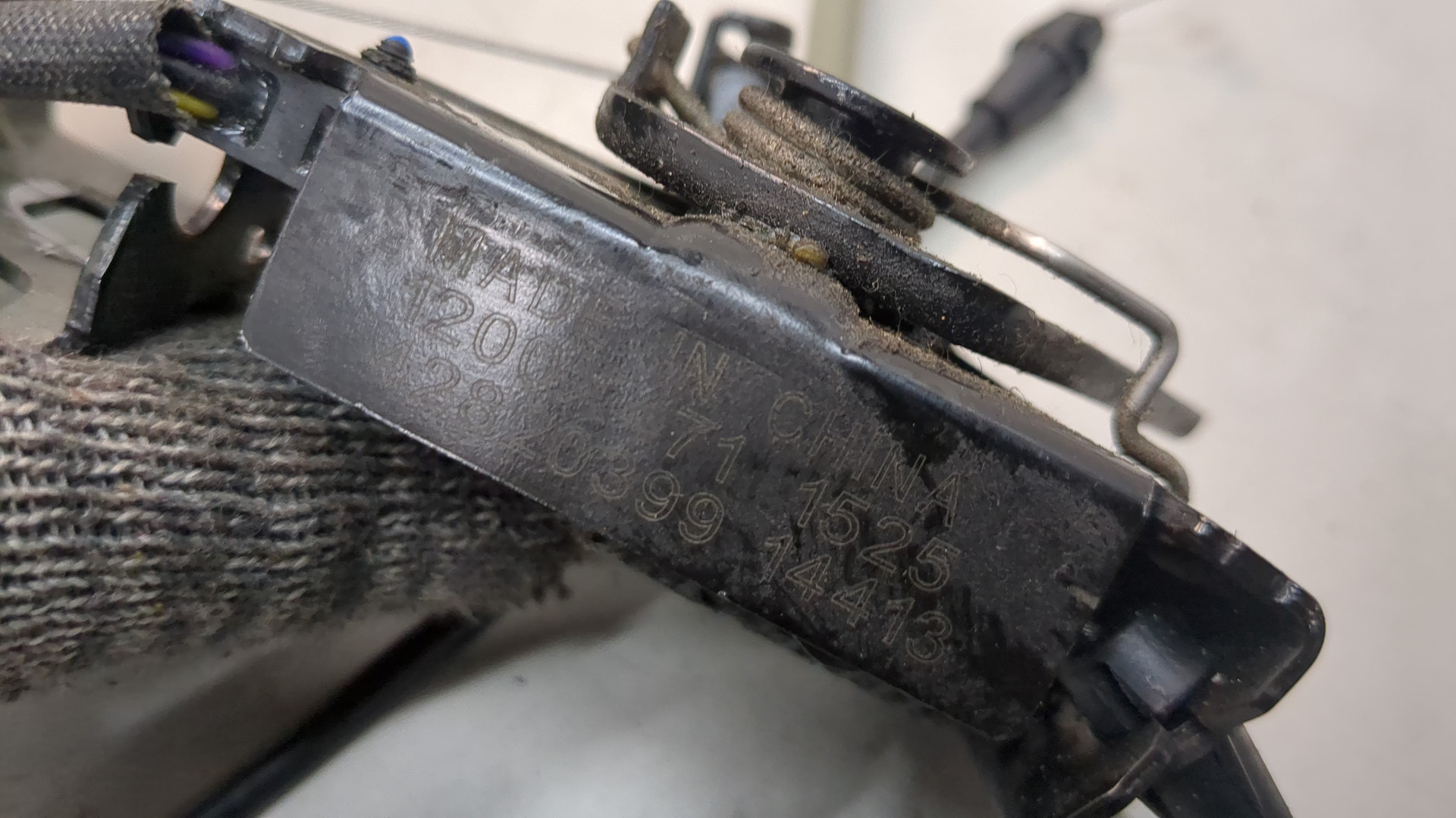 Замок капота