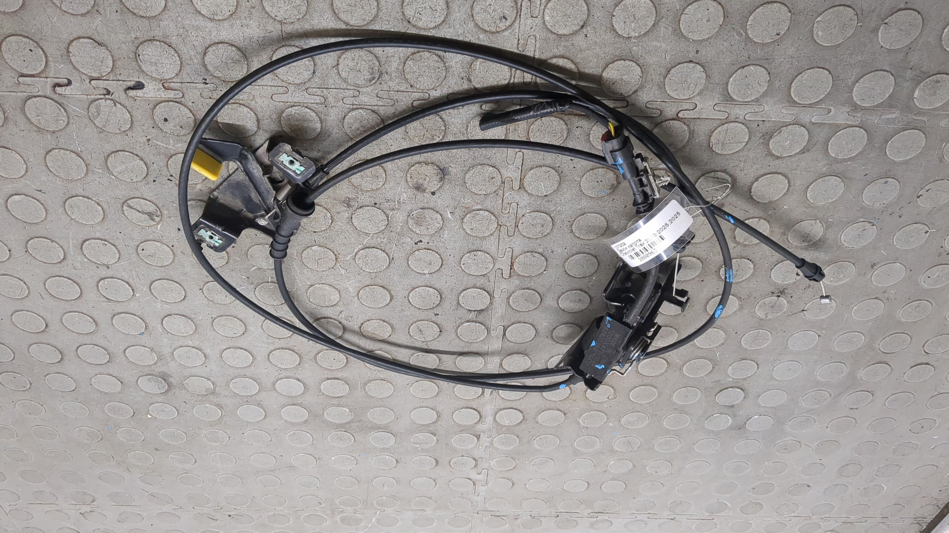 Замок капота