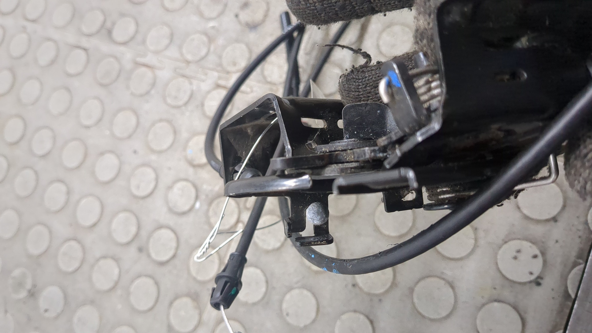 Замок капота