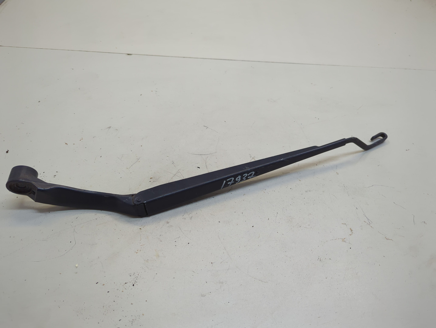 Поводок стеклоочистителя передний левый