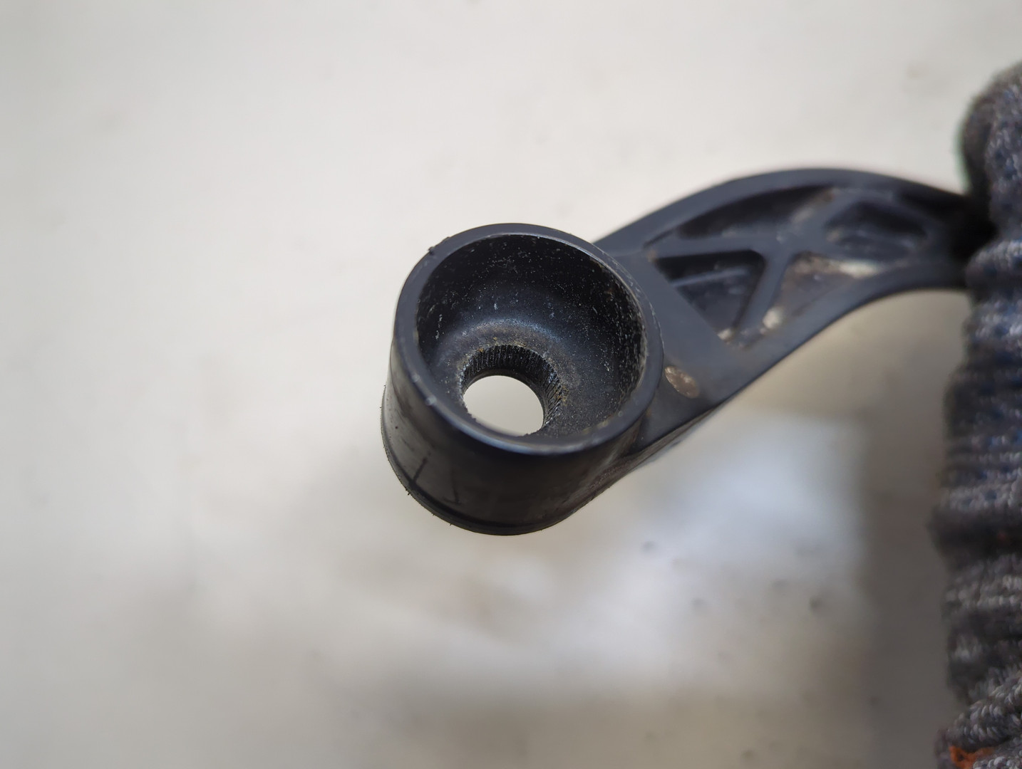 Поводок стеклоочистителя передний левый