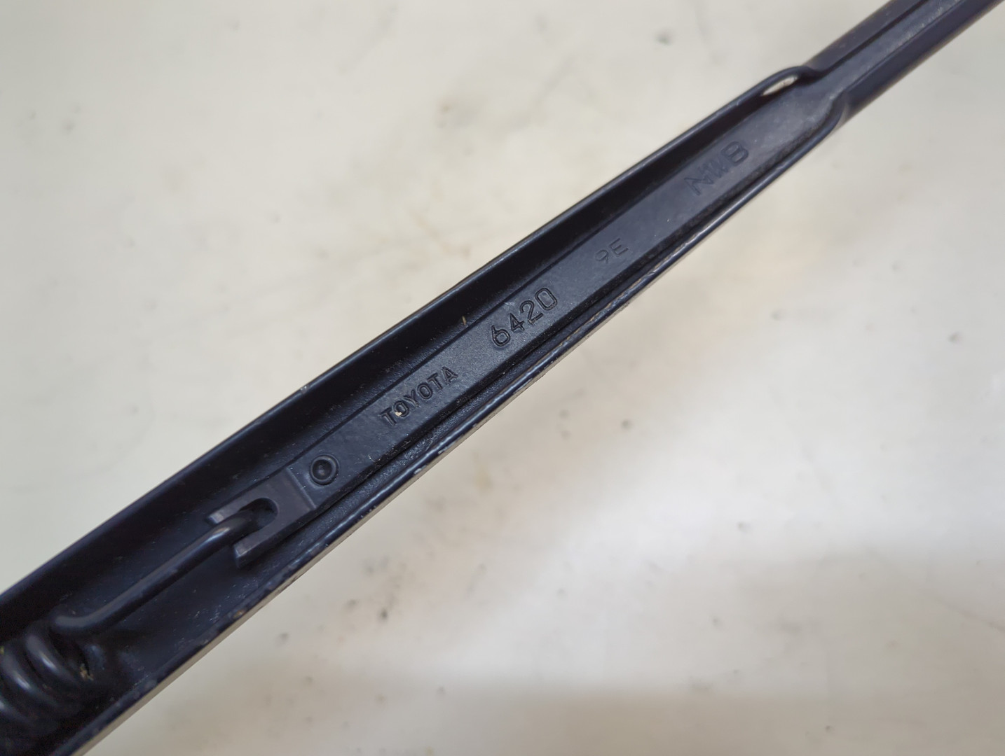 Поводок стеклоочистителя передний левый