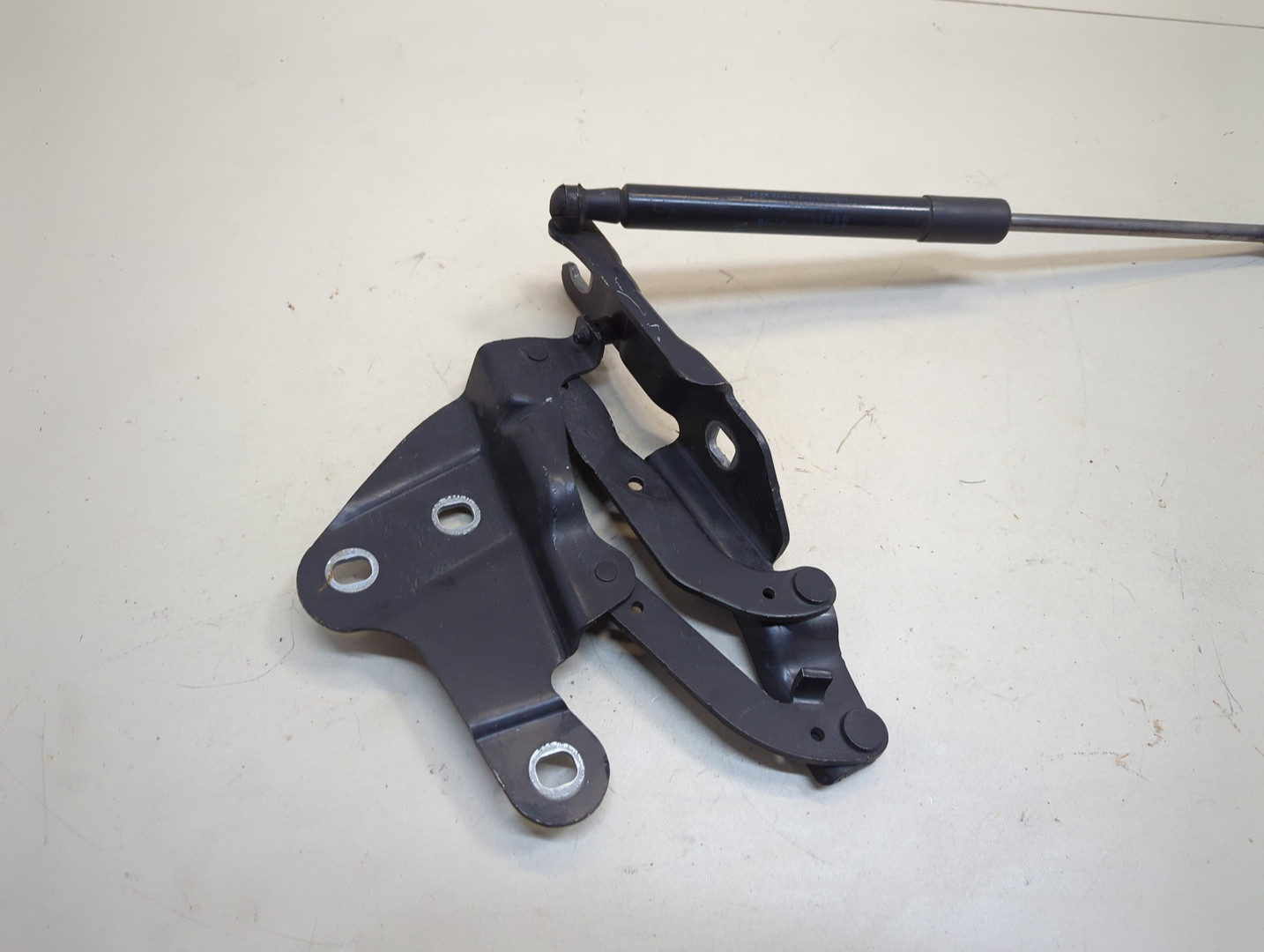 Петля капота правая